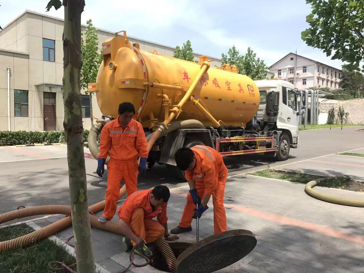 海尾镇管道疏通车停在窨井附近