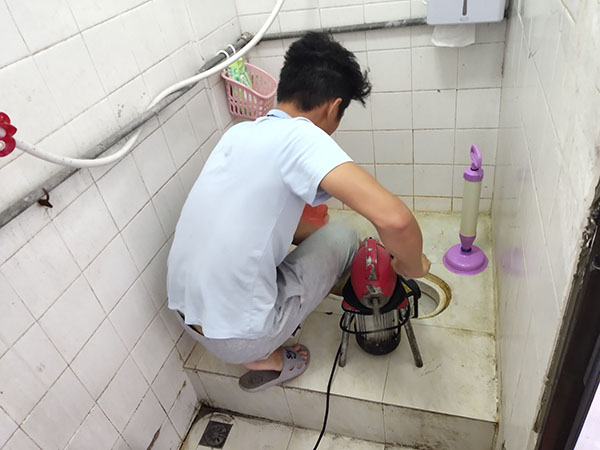 海尾镇管道堵塞冒臭气 专业师傅现场解决问题