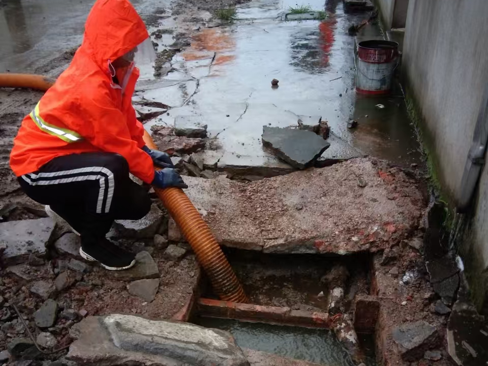 海尾镇专业清理污水池 炜誉市政以规范流程守护城市 “肠道”