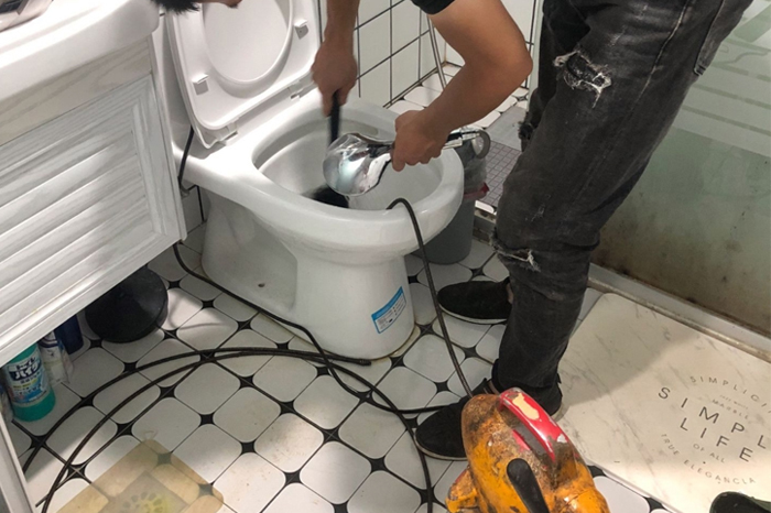 海尾镇马桶堵塞自己疏通还是找师傅？专业上门服务让你省时更省心