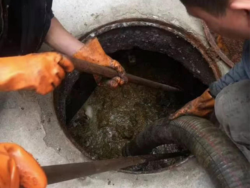 海尾镇清理化粪池时如何避免沼气的危害？